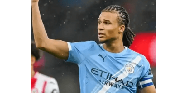Obrana Barcelony míří na obránce Manchesteru City Nathana Akeho