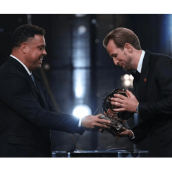 Ronaldo předává cenu osobně! Předání pomyslné štafety mezi dvěma legendárními „devítkami“ Ronaldo předává cenu osobně! Předání pomyslné štafety mezi dvěma legendárními „devítkami“