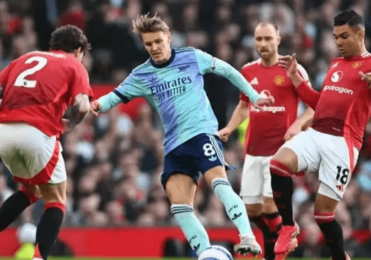 Arsenal remizoval s Manchesterem United a rozbil jeho sen o titulu
