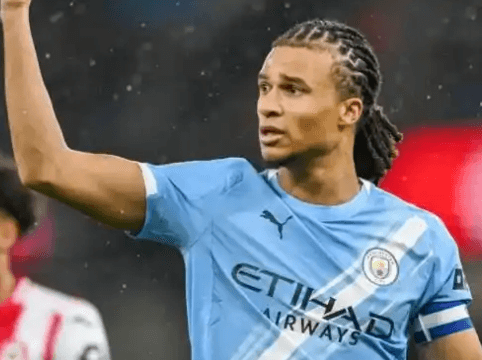 Obrana Barcelony míří na obránce Manchesteru City Nathana Akeho