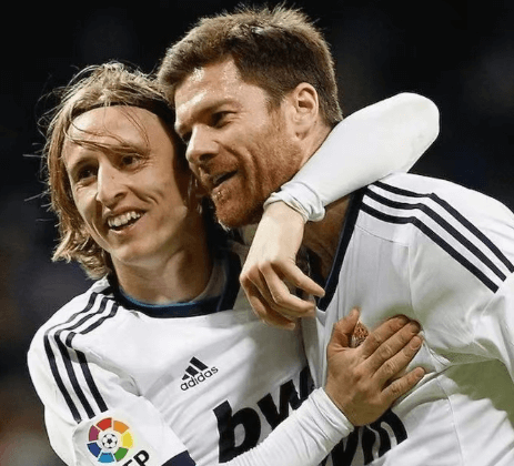 Xabi Alonso trénuje Real Madrid a začíná nová legenda Bernabéu