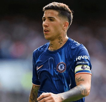 Enzo Fernandez, nyní v dresu Chelsea, se stal nejspolehlivějším pilířem týmu