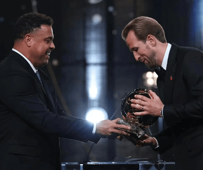 Ronaldo předává cenu osobně! Předání pomyslné štafety mezi dvěma legendárními „devítkami“